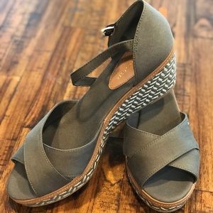 NWT Olive green Timmy Hilfiger Wedges